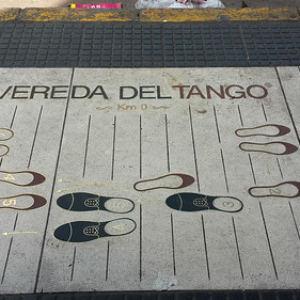 Caminar por las calles de Buenos Aires al compás del Tango • <a style="font-size:0.8em;" href="http://www.flickr.com/photos/96122682@N08/37988694651/" target="_blank">View on Flickr</a>