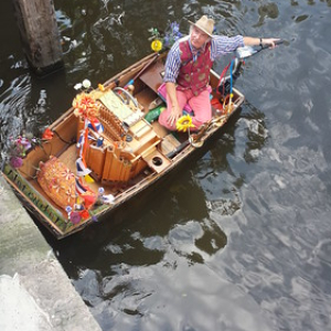 Los personajes de la ciudad Los personajes de la ciudad • <a style="font-size:0.8em;" href="http://www.flickr.com/photos/96122682@N08/41721345205/" target="_blank">View on Flickr</a>