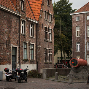 Cañón que fue sellado ya que los estudiantes borrachos acostumbraban a dormir adentro Cañón que fue sellado ya que los estudiantes borrachos acostumbraban a dormir adentro • <a style="font-size:0.8em;" href="http://www.flickr.com/photos/96122682@N08/24144550108/" target="_blank">View on Flickr</a>