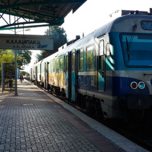 Estación de tren Kalambaka Estación de tren Kalambaka • <a style="font-size:0.8em;" href="http://www.flickr.com/photos/96122682@N08/37962489776/" target="_blank">View on Flickr</a>