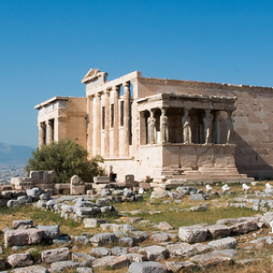 Erecteion, templo dedicado a varias divinidades (Atenea, Poseidón y Erecteo) y que remplazó al antiguo templo de Atenea, que había sido destruido por los persas, las ruinas que yacen alrededor. • <a style="font-size:0.8em;" href="http://www.flickr.com/photos/96122682@N08/24162488788/" target="_blank">View on Flickr</a>