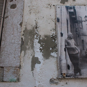 Barrio Alfama: En las puertas del barrio, hoy una foto de los dueños de casa Barrio Alfama: En las puertas del barrio, hoy una foto de los dueños de casa • <a style="font-size:0.8em;" href="http://www.flickr.com/photos/96122682@N08/37982789032/" target="_blank">View on Flickr</a>