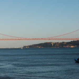 Ponte 25 de Abril. En honor l día de la revolución de los clavales. Una revolución que no derramó ni una sola gota de sangre y terminó con el regimen salazarista, la dictadura más larga de Europa. Ponte 25 de Abril. En honor l día de la revolución de los clavales. Una revolución que no derramó ni una sola gota de sangre y terminó con el regimen salazarista, la dictadura más larga de Europa. • <a style="font-size:0.8em;" href="http://www.flickr.com/photos/96122682@N08/37304377524/" target="_blank">View on Flickr</a>
