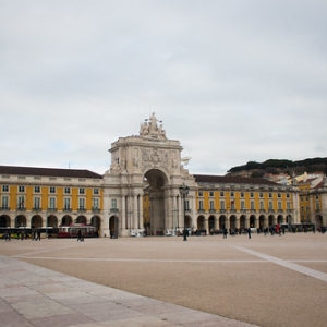Praça do Comercio, una de las plazas más importantes donde antiguamente estaba el palacio real, también arrasado por el maremoto en 1755 y junto con el una gran colección de obras de arte. Hoy funcionan ministerios. Praça do Comercio, una de las plazas más importantes donde antiguamente estaba el palacio real, también arrasado por el maremoto en 1755 y junto con el una gran colección de obras de arte. Hoy funcionan ministerios. • <a style="font-size:0.8em;" href="http://www.flickr.com/photos/96122682@N08/37982828882/" target="_blank">View on Flickr</a>