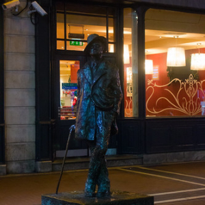 Estatua de James Joyce. Me pregunto como de las caminatas por estas calles, su cultura y otros tantos misterios, habrán salido semejantes obras. Estatua de James Joyce. Me pregunto como de las caminatas por estas calles, su cultura y otros tantos misterios, habrán salido semejantes obras. • <a style="font-size:0.8em;" href="http://www.flickr.com/photos/96122682@N08/37944512536/" target="_blank">View on Flickr</a>