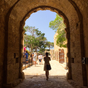 Entrando a la antigua fortaleza veneciana de Rethymn Entrando a la antigua fortaleza veneciana de Rethymn • <a style="font-size:0.8em;" href="http://www.flickr.com/photos/96122682@N08/37970138906/" target="_blank">View on Flickr</a>