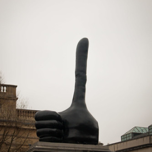 Plaza de Trafalgar y esta estatua que la cambian cada 2 años, utilizando un tema de actualidad. Dicen que este gran "like" tiene que ver con Brexit • <a style="font-size:0.8em;" href="http://www.flickr.com/photos/96122682@N08/37288059984/" target="_blank">View on Flickr</a>