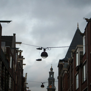 Mientras andaba en mi bici fascinada por el otoño, veo esto y me pregunto: acá también las zapatillas colgadas significan lo mismo? Mientras andaba en mi bici fascinada por el otoño, veo esto y me pregunto: acá también las zapatillas colgadas significan lo mismo? • <a style="font-size:0.8em;" href="http://www.flickr.com/photos/96122682@N08/37280324174/" target="_blank">View on Flickr</a>