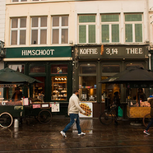 El Cuberdon es un dulce tipico de Gante. Estos dos señores compiten por la venta de estos dulces habiendose declarado la guerra. Si eliges a uno, el otro se acercará a regalarte el suyo. El Cuberdon es un dulce tipico de Gante. Estos dos señores compiten por la venta de estos dulces habiendose declarado la guerra. Si eliges a uno, el otro se acercará a regalarte el suyo. • <a style="font-size:0.8em;" href="http://www.flickr.com/photos/96122682@N08/37965696822/" target="_blank">View on Flickr</a>