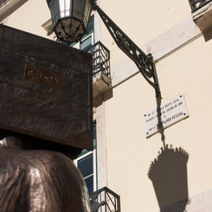 Se cree que tan sólo se ha editado el 50%, por lo que aun nos queda mucho Pessoa por descubrir Se cree que tan sólo se ha editado el 50%, por lo que aun nos queda mucho Pessoa por descubrir • <a style="font-size:0.8em;" href="http://www.flickr.com/photos/96122682@N08/26237431599/" target="_blank">View on Flickr</a>