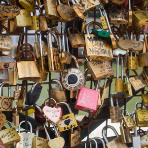 Atención con los gígolos! Si te promete amor con candado con código numérico muy eterno no es... en pocos meses lo quitará para utilizarlo con otro nuevo y pasajero amor Atención con los gígolos! Si te promete amor con candado con código numérico muy eterno no es... en pocos meses lo quitará para utilizarlo con otro nuevo y pasajero amor • <a style="font-size:0.8em;" href="http://www.flickr.com/photos/96122682@N08/37934495112/" target="_blank">View on Flickr</a>