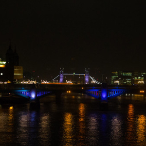 Tower Bridge de noche Tower Bridge de noche • <a style="font-size:0.8em;" href="http://www.flickr.com/photos/96122682@N08/37944198056/" target="_blank">View on Flickr</a>