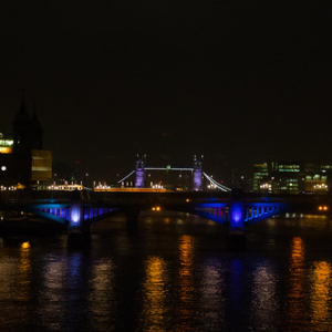 Tower Bridge de noche • <a style="font-size:0.8em;" href="http://www.flickr.com/photos/96122682@N08/37944198056/" target="_blank">View on Flickr</a>