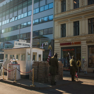 Un Mc Donald´s en el Checkpoint Charlie que pagó fortunas por ese lugar Un Mc Donald´s en el Checkpoint Charlie que pagó fortunas por ese lugar • <a style="font-size:0.8em;" href="http://www.flickr.com/photos/96122682@N08/37958546646/" target="_blank">View on Flickr</a>