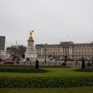 Palacio de Buckingham, actual residencia oficial de los monarcas (aunque la reina ya no vive alla) • <a style="font-size:0.8em;" href="http://www.flickr.com/photos/96122682@N08/24145746228/" target="_blank">View on Flickr</a>