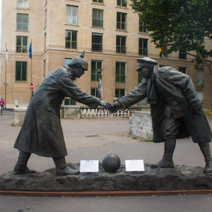 Aquel momento en que los enemigos dejaron una guerra ajena para ser felices juntos jugando a la pelota Aquel momento en que los enemigos dejaron una guerra ajena para ser felices juntos jugando a la pelota • <a style="font-size:0.8em;" href="http://www.flickr.com/photos/96122682@N08/37911925996/" target="_blank">View on Flickr</a>