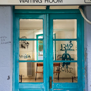 Sala de espera en la estación de tren Kalambaka • <a style="font-size:0.8em;" href="http://www.flickr.com/photos/96122682@N08/37962494716/" target="_blank">View on Flickr</a>