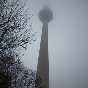 Fernsehturm es una torre de televisión ubicada en el centro de Berlín. Fue construida en 1969 por la República Democrática Alemana (RDA) y fue símbolo de Berlín Oriental.  Hoy es un punto de referencia ya que se ve desde muchas partes de la ciudad • <a style="font-size:0.8em;" href="http://www.flickr.com/photos/96122682@N08/38011653171/" target="_blank">View on Flickr</a>