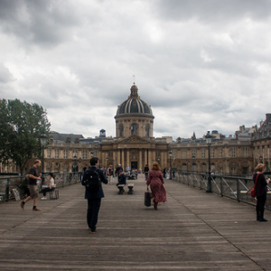 El puente oficial de los candados cerrado por el exceso de peso. Los enamorados no dejaron pasar mucho tiempo para mudarse a otro puente para sellar su amor con nuevos candados El puente oficial de los candados cerrado por el exceso de peso. Los enamorados no dejaron pasar mucho tiempo para mudarse a otro puente para sellar su amor con nuevos candados • <a style="font-size:0.8em;" href="http://www.flickr.com/photos/96122682@N08/37255623454/" target="_blank">View on Flickr</a>