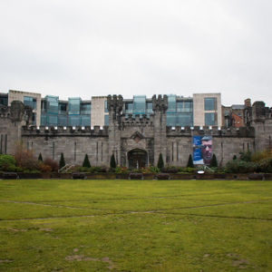 Esta gran pared ubicada en los jardines del castillo impedía a la reina Victoria ver la pobreza desde su residencia. • <a style="font-size:0.8em;" href="http://www.flickr.com/photos/96122682@N08/37967121702/" target="_blank">View on Flickr</a>