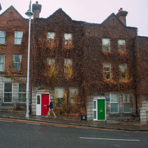 Se dice que las puertas están pintadas de colores diferentes para distinguir la propia casa luego de una larga noche dublinesa. Se dice que las puertas están pintadas de colores diferentes para distinguir la propia casa luego de una larga noche dublinesa. • <a style="font-size:0.8em;" href="http://www.flickr.com/photos/96122682@N08/24145984578/" target="_blank">View on Flickr</a>