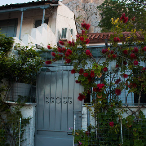 Casita de Anafiótica y más arriba, la Acrópolis Casita de Anafiótica y más arriba, la Acrópolis • <a style="font-size:0.8em;" href="http://www.flickr.com/photos/96122682@N08/26238115649/" target="_blank">View on Flickr</a>