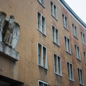 Aeropuerto pensado por Hitler en la Segunda Guerra mundial en pleno centro de Berlin, que nunca llegó a funcionar. Hoy es un centro para refugiados Aeropuerto pensado por Hitler en la Segunda Guerra mundial en pleno centro de Berlin, que nunca llegó a funcionar. Hoy es un centro para refugiados • <a style="font-size:0.8em;" href="http://www.flickr.com/photos/96122682@N08/38011613711/" target="_blank">View on Flickr</a>