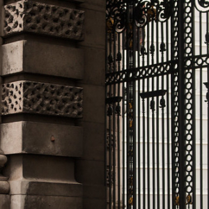 Estas narices empezaron a aparecer cuando el gobierno comenzó a instalar cámaras en cada esquina (metiendo las narices), haciendo de Londres una de las ciudades más vigiladas del mundo. Dicen que encontrar las 7 que hay en Soho trae buena suerte Estas narices empezaron a aparecer cuando el gobierno comenzó a instalar cámaras en cada esquina (metiendo las narices), haciendo de Londres una de las ciudades más vigiladas del mundo. Dicen que encontrar las 7 que hay en Soho trae buena suerte • <a style="font-size:0.8em;" href="http://www.flickr.com/photos/96122682@N08/37944242086/" target="_blank">View on Flickr</a>