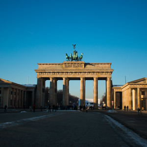 Puerta de Brandenburgo Puerta de Brandenburgo • <a style="font-size:0.8em;" href="http://www.flickr.com/photos/96122682@N08/26235839009/" target="_blank">View on Flickr</a>