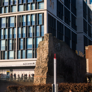 Antigua muralla romana sobreviviendo entre tanta modernidad Antigua muralla romana sobreviviendo entre tanta modernidad • <a style="font-size:0.8em;" href="http://www.flickr.com/photos/96122682@N08/37287955574/" target="_blank">View on Flickr</a>