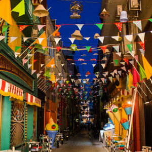 Monastiraki con banderines de colores y las lámparas que no iluminan pero decoran sus calles Monastiraki con banderines de colores y las lámparas que no iluminan pero decoran sus calles • <a style="font-size:0.8em;" href="http://www.flickr.com/photos/96122682@N08/37960846946/" target="_blank">View on Flickr</a>