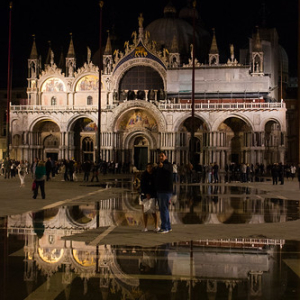 Piazza San marco. Uno de los puntos más bajos de toda Venecia, siempre inundada, hasta convertirse esto en su gran encanto. Piazza San marco. Uno de los puntos más bajos de toda Venecia, siempre inundada, hasta convertirse esto en su gran encanto. • <a style="font-size:0.8em;" href="http://www.flickr.com/photos/96122682@N08/37910986236/" target="_blank">View on Flickr</a>