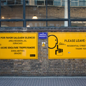 Me pregunté por qué decidieron poner este cartel en italiano y español....? Me pregunté por qué decidieron poner este cartel en italiano y español....? • <a style="font-size:0.8em;" href="http://www.flickr.com/photos/96122682@N08/24145683888/" target="_blank">View on Flickr</a>