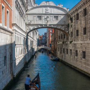 El puente de los suspiros, une el Palacio Ducal con la antigua prisión de la Inquisición, cruzando el Rio Di Palazzo. Debe su nombre a los suspiros de los prisioneros que, desde aquí, veían por última vez el cielo. Hoy la gente suspira de amor. El puente de los suspiros, une el Palacio Ducal con la antigua prisión de la Inquisición, cruzando el Rio Di Palazzo. Debe su nombre a los suspiros de los prisioneros que, desde aquí, veían por última vez el cielo. Hoy la gente suspira de amor. • <a style="font-size:0.8em;" href="http://www.flickr.com/photos/96122682@N08/26188693559/" target="_blank">View on Flickr</a>