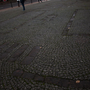 La casa de los vikingos. Aquellos dos grandes rectangulos eran mesas que durante la noche eran utilizadas como camas La casa de los vikingos. Aquellos dos grandes rectangulos eran mesas que durante la noche eran utilizadas como camas • <a style="font-size:0.8em;" href="http://www.flickr.com/photos/96122682@N08/37967114592/" target="_blank">View on Flickr</a>