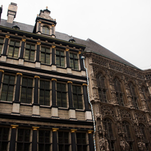 Esto que parecieran ser dos edificios independientes, completamente distintos, marcados por tiempos y estilos arquitectónicos diferentes, son en realidad uno solo. Esto que parecieran ser dos edificios independientes, completamente distintos, marcados por tiempos y estilos arquitectónicos diferentes, son en realidad uno solo. • <a style="font-size:0.8em;" href="http://www.flickr.com/photos/96122682@N08/24144542188/" target="_blank">View on Flickr</a>