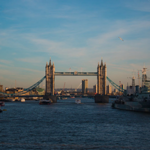 Tower Bridge de día Tower Bridge de día • <a style="font-size:0.8em;" href="http://www.flickr.com/photos/96122682@N08/37287954024/" target="_blank">View on Flickr</a>