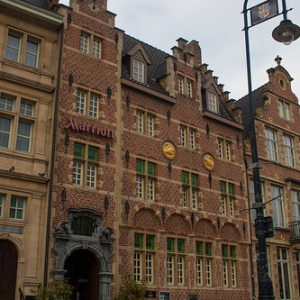 El hotel Marriot es el antiguo burdel, como su cisnes lo indican. Su aspecto antiquisimo se limita a su fachada. En el interior se alza un gran hotel moderno. El hotel Marriot es el antiguo burdel, como su cisnes lo indican. Su aspecto antiquisimo se limita a su fachada. En el interior se alza un gran hotel moderno. • <a style="font-size:0.8em;" href="http://www.flickr.com/photos/96122682@N08/37995902411/" target="_blank">View on Flickr</a>