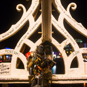 El puente del Medio penique, llamado así porque antiguamente tenía un peaje. Hoy la gente deja su amor atado allá El puente del Medio penique, llamado así porque antiguamente tenía un peaje. Hoy la gente deja su amor atado allá • <a style="font-size:0.8em;" href="http://www.flickr.com/photos/96122682@N08/37288446594/" target="_blank">View on Flickr</a>