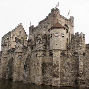 El castillo Gravensteen, fue prisión, fabrica, fortaleza, sin embargo poco fue utilizado con el proposito inicial, residencia del conde de Flandes. Debido a su material, piedra, y el clima de esta ciudad era extremadamente frio y humedo para vivir en él. • <a style="font-size:0.8em;" href="http://www.flickr.com/photos/96122682@N08/37995941701/" target="_blank">View on Flickr</a>