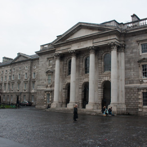 Trinity College entre el cielo y el infierno. Sus famosos e identicos edificios, ubicado uno en frente del otro, donde sus alumnos se reciben y dan exámenes Trinity College entre el cielo y el infierno. Sus famosos e identicos edificios, ubicado uno en frente del otro, donde sus alumnos se reciben y dan exámenes • <a style="font-size:0.8em;" href="http://www.flickr.com/photos/96122682@N08/37944487866/" target="_blank">View on Flickr</a>