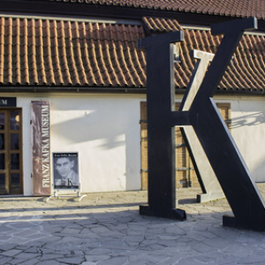 Y ahi fui el primer día que llegué. Al museo de Kafka. Y ahi fui el primer día que llegué. Al museo de Kafka. • <a style="font-size:0.8em;" href="http://www.flickr.com/photos/96122682@N08/37898055516/" target="_blank">View on Flickr</a>