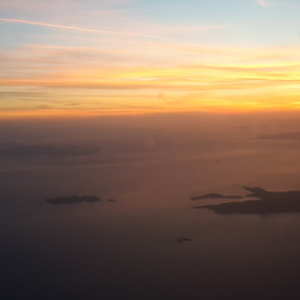 Saliendo de Atenas a Santorini Saliendo de Atenas a Santorini • <a style="font-size:0.8em;" href="http://www.flickr.com/photos/96122682@N08/37985405942/" target="_blank">View on Flickr</a>