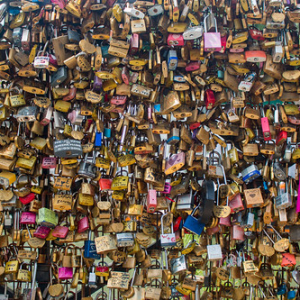 Y rapidamente los enamorados se trasladaron al Pont Neuf Y rapidamente los enamorados se trasladaron al Pont Neuf • <a style="font-size:0.8em;" href="http://www.flickr.com/photos/96122682@N08/37911891566/" target="_blank">View on Flickr</a>