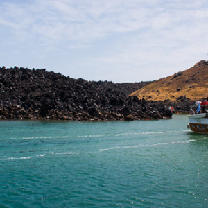 La isla del volcán. Como el volcán está en las profundidades del mar, en realidad poco se ve. Las hot springs (aguas termales) tampoco son muy calentitas, asi que esto es lo único que no recomiendo tanto. Aprovechen para recorrer Santorini. La isla del volcán. Como el volcán está en las profundidades del mar, en realidad poco se ve. Las hot springs (aguas termales) tampoco son muy calentitas, asi que esto es lo único que no recomiendo tanto. Aprovechen para recorrer Santorini. • <a style="font-size:0.8em;" href="http://www.flickr.com/photos/96122682@N08/38016051881/" target="_blank">View on Flickr</a>