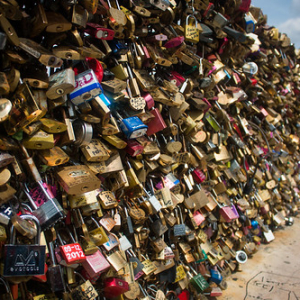 Es inevitable pensar como es que el amor tiene que ver con un simbolo del encierro. Aunque mientras haya amor verdadero será siempre más fuerte Es inevitable pensar como es que el amor tiene que ver con un simbolo del encierro. Aunque mientras haya amor verdadero será siempre más fuerte • <a style="font-size:0.8em;" href="http://www.flickr.com/photos/96122682@N08/24114300448/" target="_blank">View on Flickr</a>