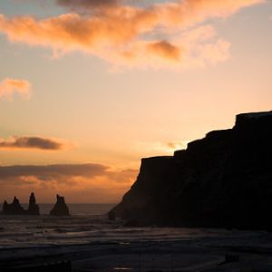 Atardecer en Vik Atardecer en Vik • <a style="font-size:0.8em;" href="http://www.flickr.com/photos/96122682@N08/38423789991/" target="_blank">View on Flickr</a>