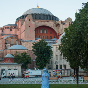 Mezquita Santa Sofía y bella mujer Mezquita Santa Sofía y bella mujer • <a style="font-size:0.8em;" href="http://www.flickr.com/photos/96122682@N08/27430171109/" target="_blank">View on Flickr</a>