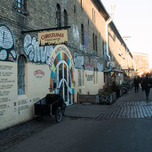 Compre acciones en Cristiania... Compre acciones en Cristiania... • <a style="font-size:0.8em;" href="http://www.flickr.com/photos/96122682@N08/25318131968/" target="_blank">View on Flickr</a>