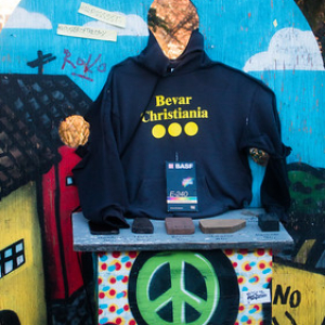 Merchandising en Cristiania? Merchandising en Cristiania? • <a style="font-size:0.8em;" href="http://www.flickr.com/photos/96122682@N08/39156215262/" target="_blank">View on Flickr</a>